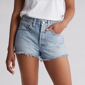 Levi’s 501 Original Cut Off Shorts in Light Wash
